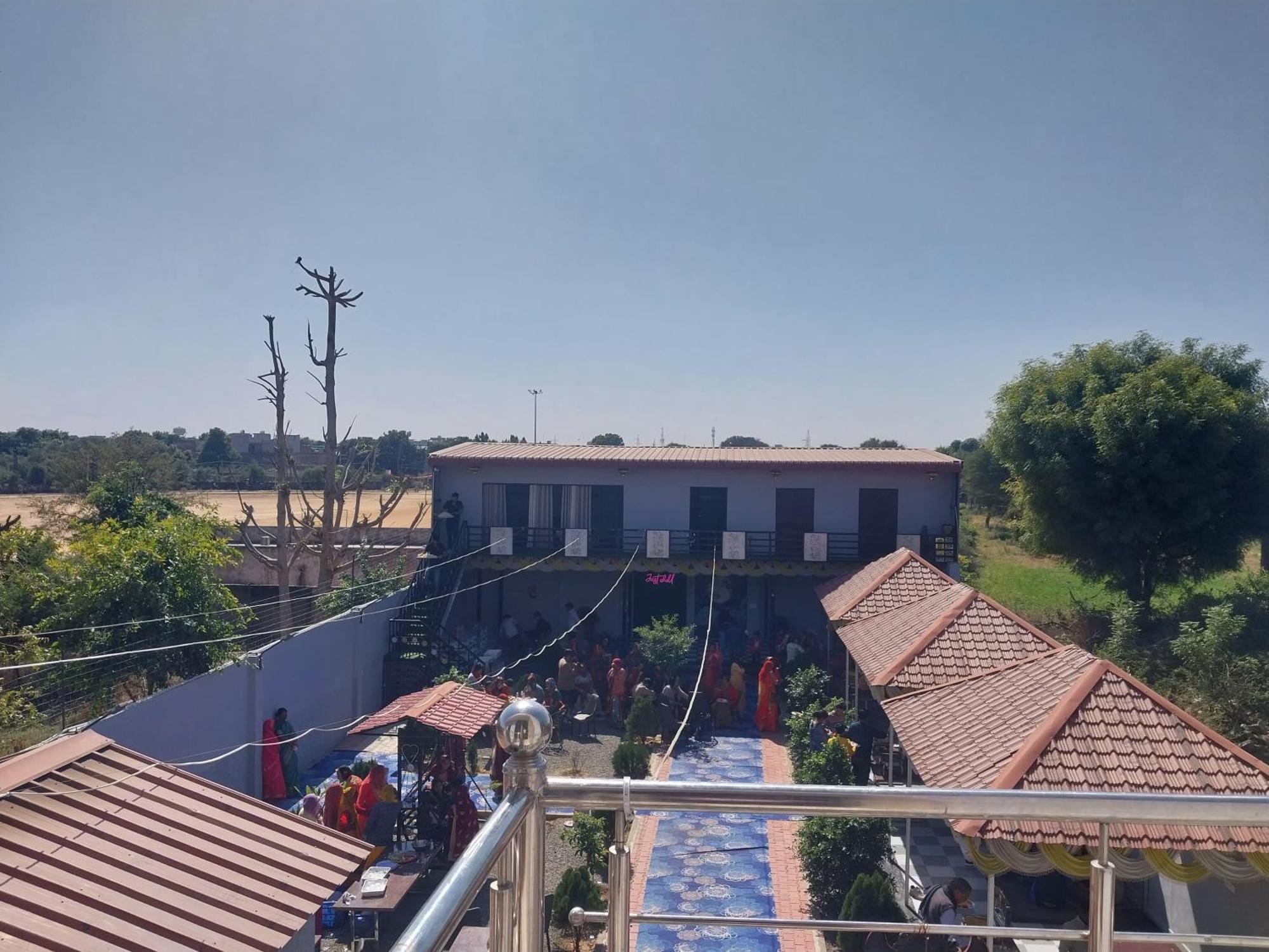 Agm Hotel And Restaurant Chaumu Exterior foto